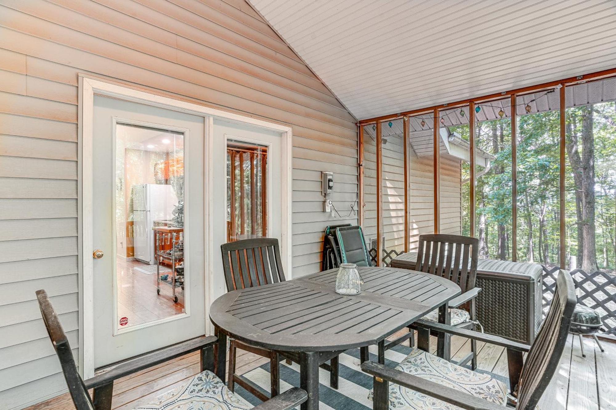 Cabin With Deck And Screened-In Porch In New Market! Exterior photo