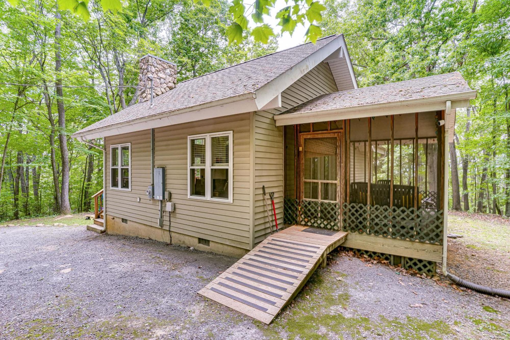 Cabin With Deck And Screened-In Porch In New Market! Exterior photo